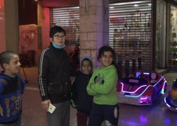 فتاة صينية تبيع الفرح لأطفال دمشق