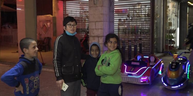 فتاة صينية تبيع الفرح لأطفال دمشق