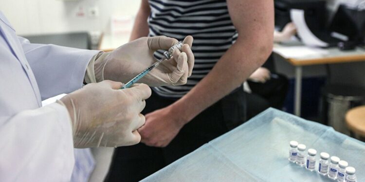 خبير روسي يكشف عن الموعد المناسب للتلقيح ضد الفيروس التاجي