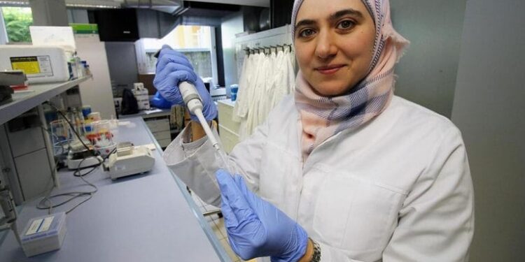 طبيبة سوريّة تطور مادة قد تعالج مرضاً خطيراً
