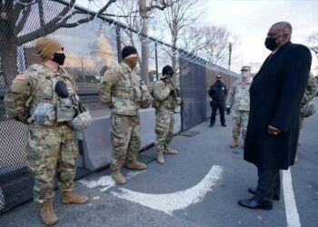 البنتاغون يعزل 100 مستشار سياسي مرتبط بترامب