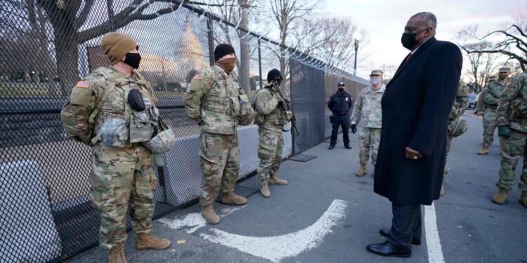 البنتاغون يعزل 100 مستشار سياسي مرتبط بترامب