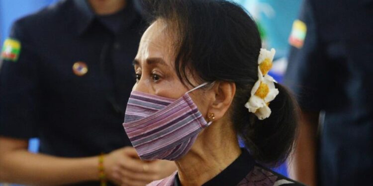 جيش ميانمار يحتجز الزعيمة أونغ سان سو كي