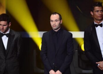 ميسي و كريستيانو و إنييستا.. أفضل لاعبي العقد