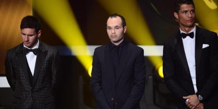 ميسي و كريستيانو و إنييستا.. أفضل لاعبي العقد