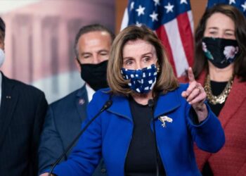 بيلوسي تصف الشيوخ الذين برأوا ترامب بالجبناء