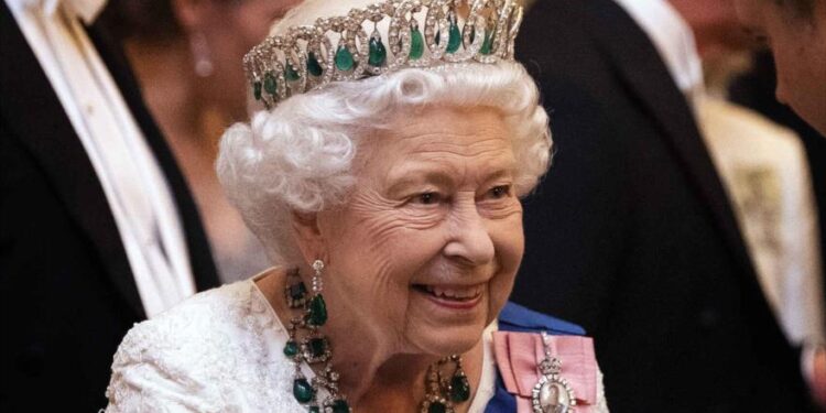 الملكة إليزابيث الثانية تخفي ثروتها عن البريطانيين