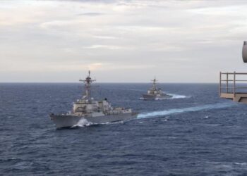 واشنطن تتحدى بكين بمناورات بحرية في المياه المتنازع عليها