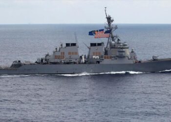 الصين تأمر مدمرة أمريكية متسللة بالتراجع