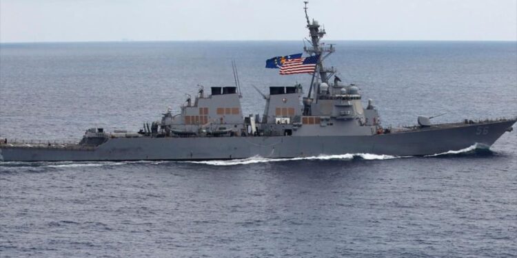 الصين تأمر مدمرة أمريكية متسللة بالتراجع