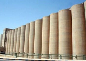 حلفاء أمريكا ينهبون مستودعات القمح في سوريا