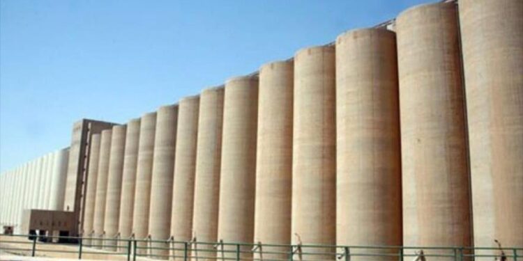 حلفاء أمريكا ينهبون مستودعات القمح في سوريا