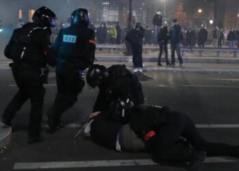 منظمة العفو تدين انتهاكات الشرطة الفرنسية لحقوق الإنسان