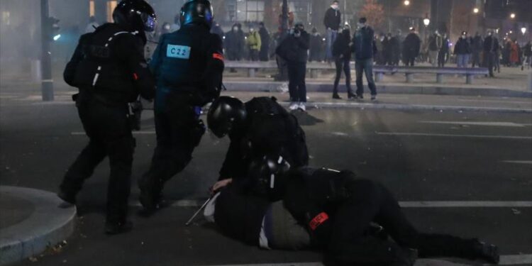 منظمة العفو تدين انتهاكات الشرطة الفرنسية لحقوق الإنسان