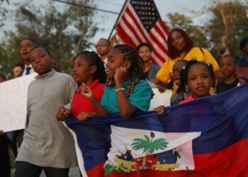 رغم رفض بايدن.. دائرة الهجرة الأمريكية ترحّل الأطفال المهاجرين