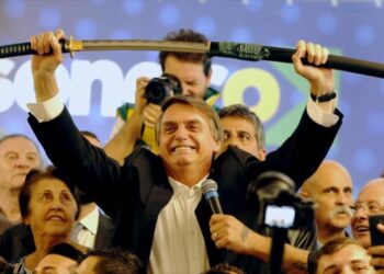 رئيس البرازيل يسمح لمواطنيه بحمل ستة أسلحة