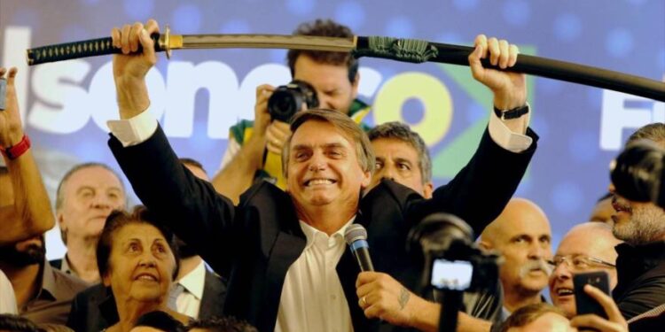 رئيس البرازيل يسمح لمواطنيه بحمل ستة أسلحة