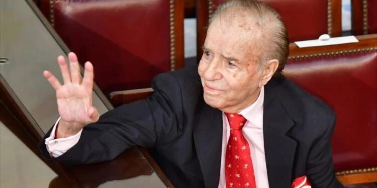 وفاة الرئيس الأرجنتيني الأسبق كارلوس منعم عن 91 عاماً