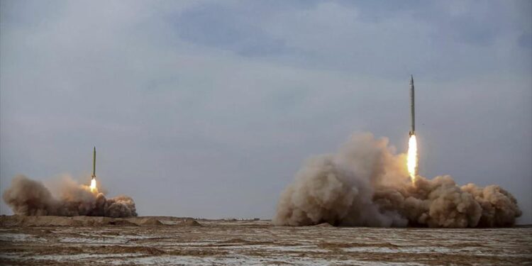 إيران تستعرض قدرة عالية على المناورة الصاروخية
