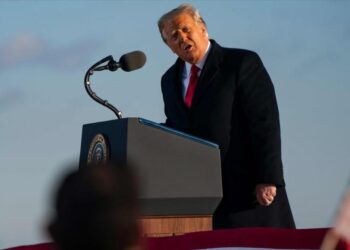 نواب أميركيون يتهمون ترامب بالخيانة غير المسبوقة