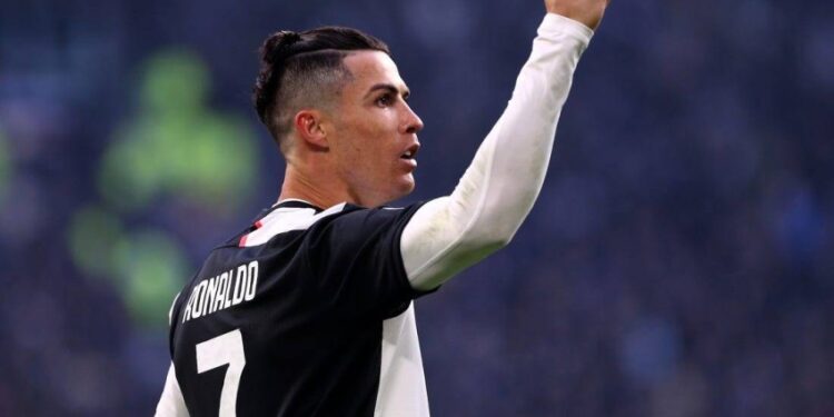 رونالدو يسجل ثنائية و يتصدر قائمة هدافي العالم