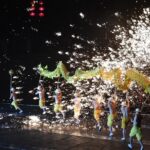 عرض مسرحية التنين الناري لأول مرة على نهر جينجيانغ في الصين