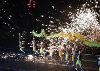 عرض مسرحية “التنين الناري” لأول مرة على نهر جينجيانغ في الصين