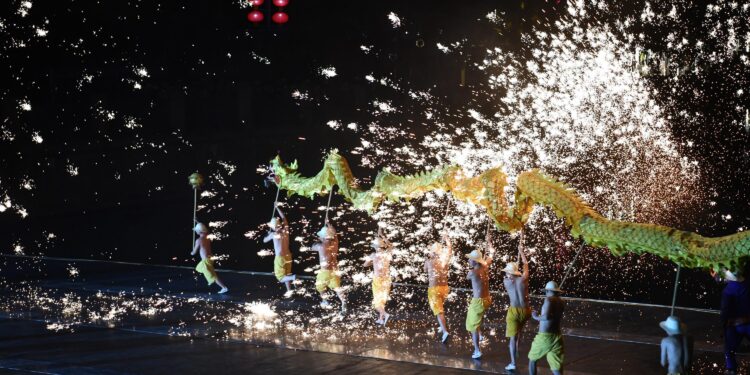 عرض مسرحية “التنين الناري” لأول مرة على نهر جينجيانغ في الصين