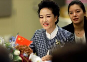 زوجة الرئيس الصيني تخاطب مدرسة ثانوية ألمانية