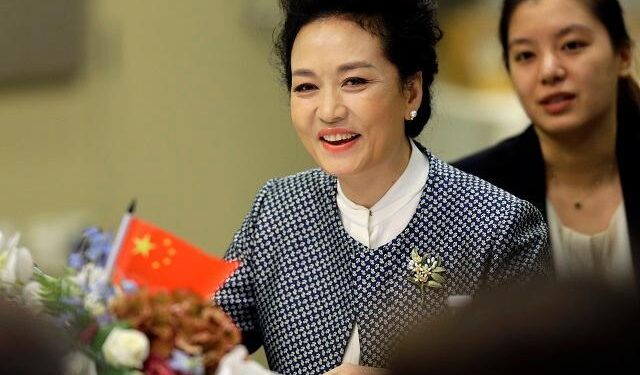 زوجة الرئيس الصيني تخاطب مدرسة ثانوية ألمانية