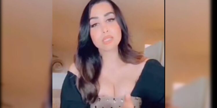 هند القحطاني تتحدى نظام المملكة بظهور جريء