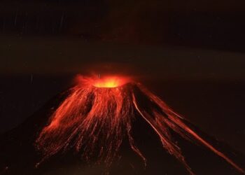 بركان إندونيسيا الأكثر نشاطاً يقذف نهراً من الحمم