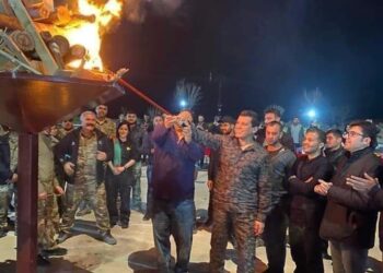 مظلوم عبدي يداً بيد مع دايفيد براونشتاين، المبعوث الأمريكي الخاص إلى سوريا، وهم يوقدون شعلة نوروز 2021