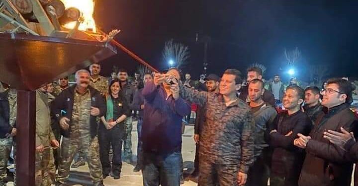 مظلوم عبدي يداً بيد مع دايفيد براونشتاين، المبعوث الأمريكي الخاص إلى سوريا، وهم يوقدون شعلة نوروز 2021