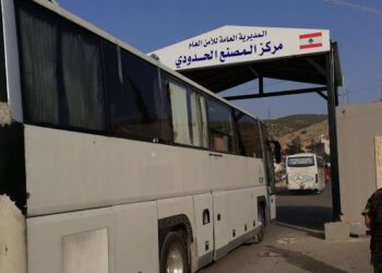 إعفاء فئات محددة من السوريين من قرار تصريف ال100 دولار على الحدود