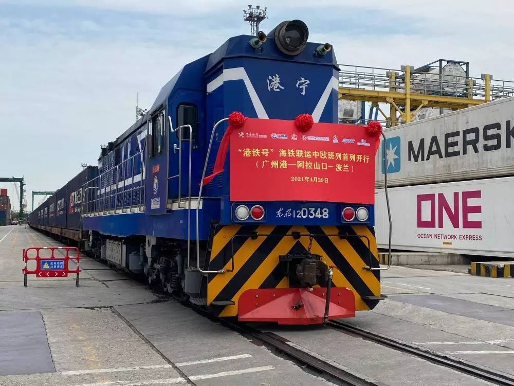 أول قطار متعدد الوسائط بين الصين وأوروبا بالسكك الحديدية البحرية