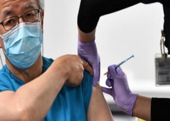 دراسة تكشف اختلاف فعالية لقاح كورونا بين الرجال والنساء