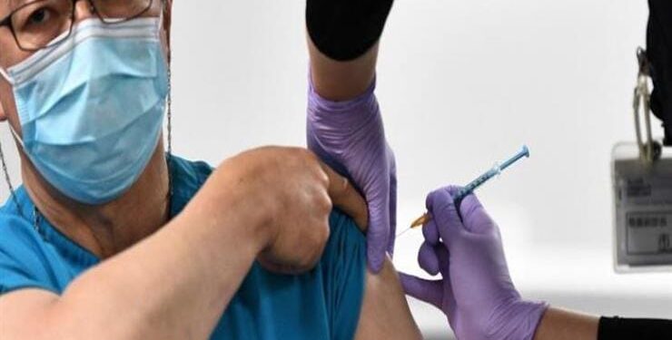 دراسة تكشف اختلاف فعالية لقاح كورونا بين الرجال والنساء