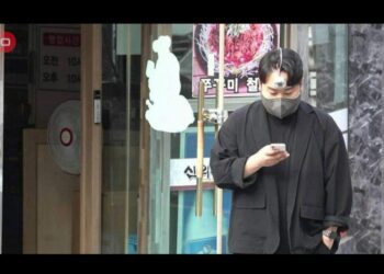 اختراع جديد.. جهاز العين الثالثة لمدمني الهواتف الذكية