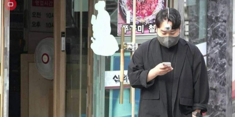 اختراع جديد.. جهاز العين الثالثة لمدمني الهواتف الذكية