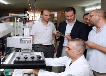 الرئيس الأسد خلال زيارته مدينة عدرا الصناعية: الإمكانيات موجودة لتجاوز الحصار