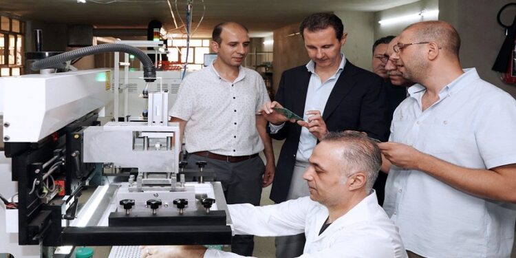 الرئيس الأسد خلال زيارته مدينة عدرا الصناعية: الإمكانيات موجودة لتجاوز الحصار