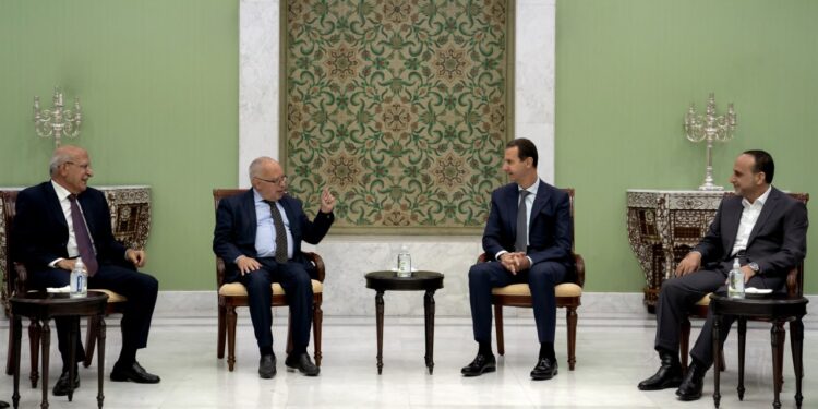 الرئيس الأسد يستقبل وفداً من المؤتمر القومي الإسلامي