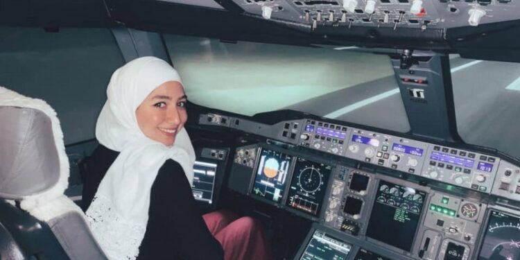 أول فتاة سورية تقود طائرة بالخارج