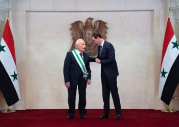 الرئيس الأسد يقلد العماد علي أصلان وسام الاستحقاق السوري من الدرجة الممتازة