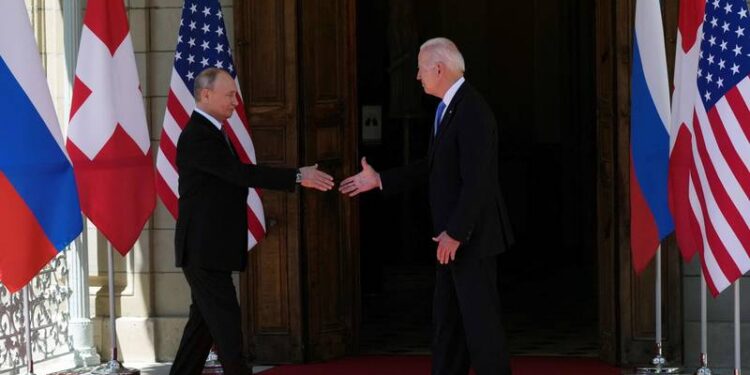 بوتين يطلب من بايدن رفع العقوبات عن سورية