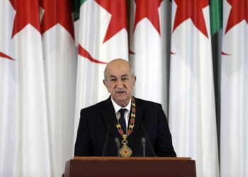 الرئيس الجزائري يطلب المساعدة من الدول الصديقة للسيطرة على حرائق الغابات