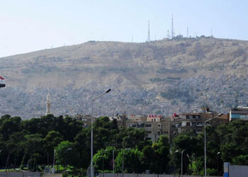 انخفاض درجات الحرارة وفرصة لهطول الأمطار فوق المناطق الساحلية