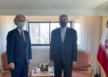 إيران: إيجاد حل سياسي للأزمة في سورية