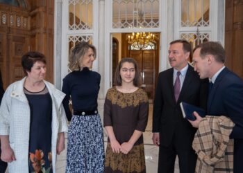 السيدة أسماء الأسد تلتقي الطفلة الروسية ديانا نيكيتيا